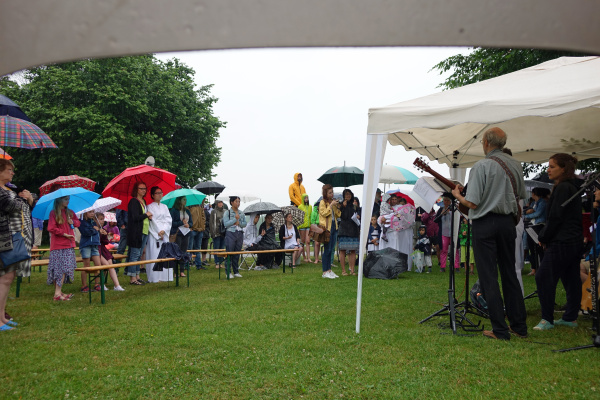 Taufgottesdienst im strömenden Regen