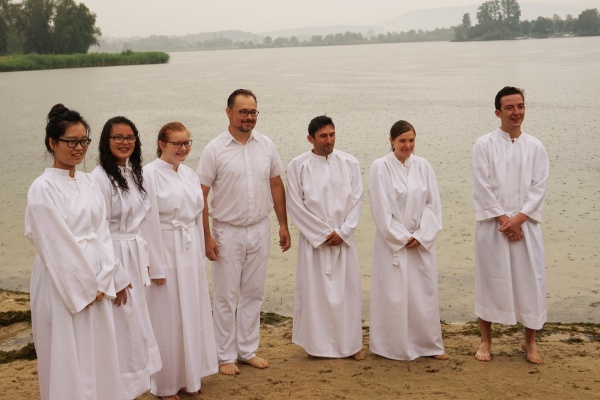 Pastor Evan Schaefer mit unseren Täuflingen